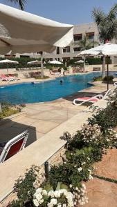 The swimming pool at or close to شاليه ارضى على حمام سباحه