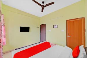 Een bed of bedden in een kamer bij Flagship Hotel Sunlight Premium Guest House