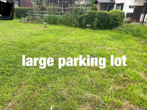 a yard with the words large parking lot at Takeyashiki たけやしき in Shiroishi