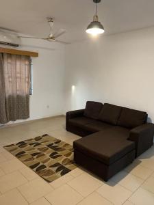 ein Wohnzimmer mit einem Sofa und einem Teppich in der Unterkunft 2 Bedroom @ Devtraco Estates -Tema Comm 25 in Tema