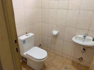 La salle de bains est pourvue de toilettes et d'un lavabo. dans l'établissement 2 Bedroom @ Devtraco Estates -Tema Comm 25, à Tema