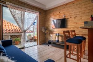 a living room with a couch and a tv and a window at Loft con terraza en Santo Domingo in La Estrella
