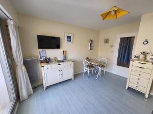 Appartement Les Sables-d'Olonne, 1 pièce, 3 personnes - FR-1-92-547にあるテレビまたはエンターテインメントセンター