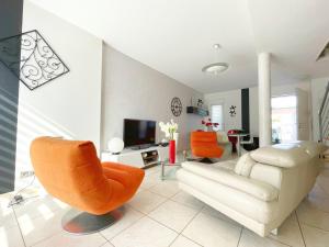 ein Wohnzimmer mit einem Sofa und einem Stuhl in der Unterkunft Villa Sète, 4 pièces, 6 personnes - FR-1-338-370 in Sète
