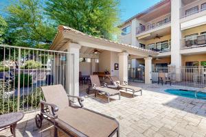 un patio con sedie, tavoli e piscina di A Slice of Scottsdale Serenity a Scottsdale