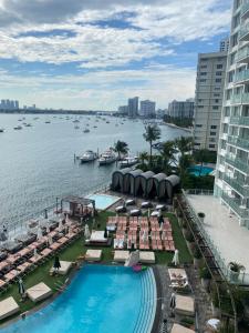 - une vue sur l'eau d'un complexe avec piscine dans l'établissement Bay view king suite with balcony, à Miami Beach