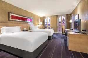 Postel nebo postele na pokoji v ubytování InterContinental Melbourne The Rialto by IHG