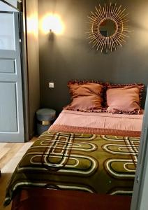 Posteľ alebo postele v izbe v ubytovaní Lucas II Appartement 35 m2 Hôtel Particulier XVII ieme siècle Centre Historique Clermont-Ferrand cathédrale