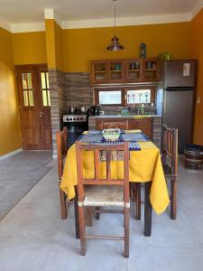 cocina con mesa y mantel amarillo en La Pichonita en Lozano