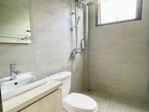 Koupelna v ubytování De Residence Pangandaran by Mabano Estates + 19 fotografií