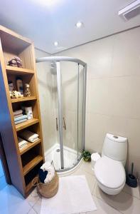 a bathroom with a shower and a toilet at Melrose Beαch Aρραrt Pοοl Vieω in Casablanca