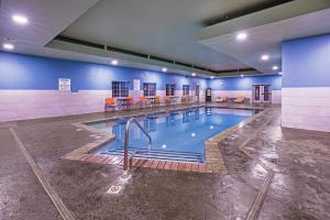 duży kryty basen w budynku w obiekcie Holiday Inn Express Hotel and Suites Jenks, an IHG Hotel w mieście Jenks