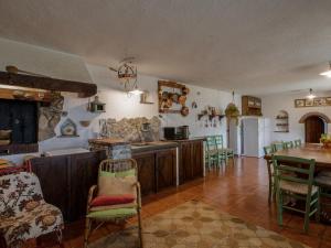 A kitchen or kitchenette at Villa near Montecchio Vespoli with Pool