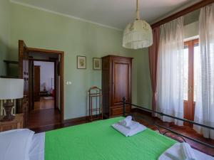 A bed or beds in a room at Villa near Montecchio Vespoli with Pool