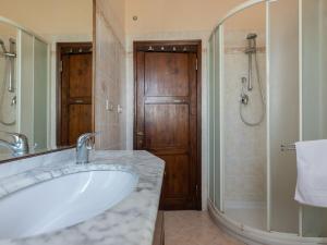 A bathroom at Villa near Montecchio Vespoli with Pool