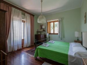 A bed or beds in a room at Villa near Montecchio Vespoli with Pool