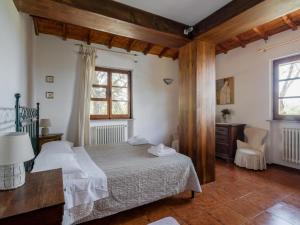 A bed or beds in a room at Villa near Montecchio Vespoli with Pool