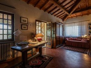 A bed or beds in a room at Villa near Montecchio Vespoli with Pool