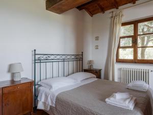 A bed or beds in a room at Villa near Montecchio Vespoli with Pool