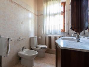 A bathroom at Villa near Montecchio Vespoli with Pool