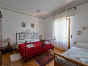 A bed or beds in a room at Villa near Montecchio Vespoli with Pool