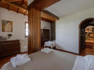 A bed or beds in a room at Villa near Montecchio Vespoli with Pool
