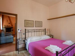 A bed or beds in a room at Villa near Montecchio Vespoli with Pool