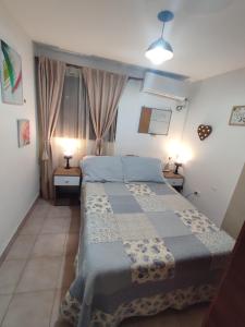 1 dormitorio con 1 cama con 2 mesitas de noche y 2 lámparas en El apartamento de Teddy en San Miguel de Tucumán