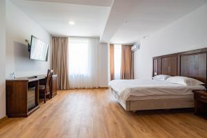 ein Hotelzimmer mit einem Bett und einem Schreibtisch in der Unterkunft Voyager in Mamaia Nord – Năvodari