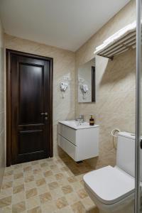 ein Badezimmer mit Toilette und Waschbecken in der Unterkunft Voyager in Mamaia Nord – Năvodari + 119 Fotos