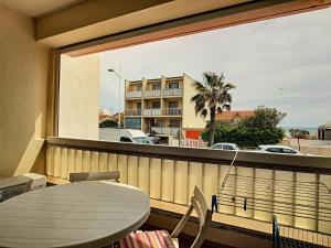 Balkón alebo terasa v ubytovaní Appartement Climatisé avec Cabine et Parking Privé, à Deux Pas de la Plage, WiFi Inclus - FR-1-715-7