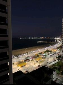 Blick auf den Strand in der Nacht von einem Gebäude in der Unterkunft Atlântico Vista Mar Deluxe in Fortaleza