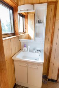 ein Badezimmer mit einem Waschbecken in einem winzigen Haus in der Unterkunft Goto I-House in Goto