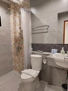 een badkamer met een toilet en een wastafel bij Villa Thai Orchid (adult only) in Chiang Mai
