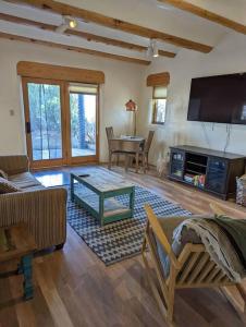 uma sala de estar com um sofá e uma mesa em Adorable Adobe Taos - excellent location between ski valley and town! em El Prado
