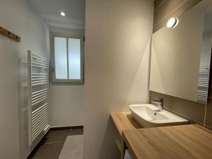 a bathroom with a sink and a mirror at Appartement Central, Tout Équipé et Confortable pour 4 Personnes à Arcachon - FR-1-474-244 in Arcachon +7 photos