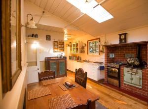 duża kuchnia z drewnianym stołem w pokoju w obiekcie Spetts Cottage w mieście Walhalla