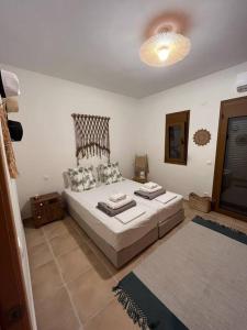 Postel nebo postele na pokoji v ubytování Paralia Homes cheerful 2 bedroom with pool, unit #1