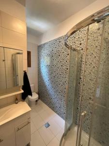 Koupelna v ubytování Paralia Homes cheerful 2 bedroom with pool, unit #1