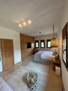 Postel nebo postele na pokoji v ubytování Paralia Homes cheerful 2 bedroom with pool, unit #1
