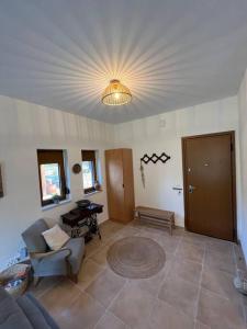 Posezení v ubytování Paralia Homes cheerful 2 bedroom with pool, unit #1