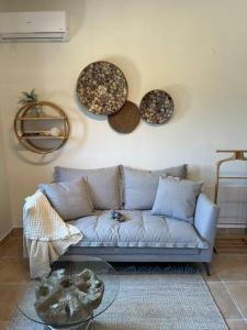 Posezení v ubytování Paralia Homes cheerful 2 bedroom with pool, unit #1
