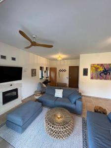 Posezení v ubytování Paralia Homes cheerful 2 bedroom with pool, unit #1