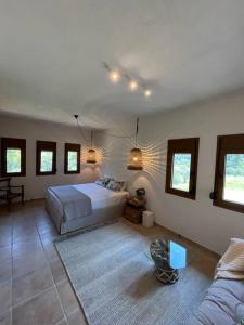 Postel nebo postele na pokoji v ubytování Paralia Homes cheerful 2 bedroom with pool, unit #1