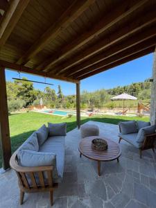 Posezení v ubytování Paralia Homes cheerful 2 bedroom with pool, unit #1