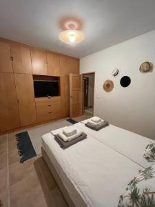 Postel nebo postele na pokoji v ubytování Paralia Homes cheerful 2 bedroom with pool, unit #1