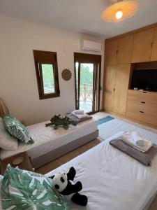 Postel nebo postele na pokoji v ubytování Paralia Homes cheerful 2 bedroom with pool, unit #1