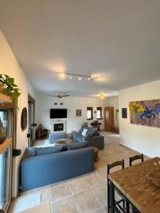 Posezení v ubytování Paralia Homes cheerful 2 bedroom with pool, unit #1
