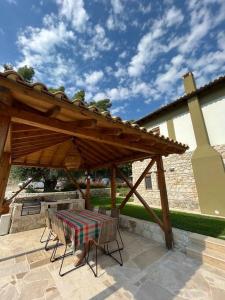 Patio nebo venkovní prostory v ubytování Paralia Homes cheerful 2 bedroom with pool, unit #1
