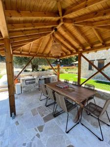 Fotografie z fotogalerie ubytování Paralia Homes cheerful 2 bedroom with pool, unit #1 v destinaci Kriopigi